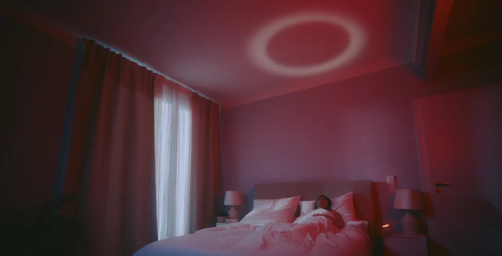 Loume Sleep Atempuls wird rötlich an die Decke geworfen